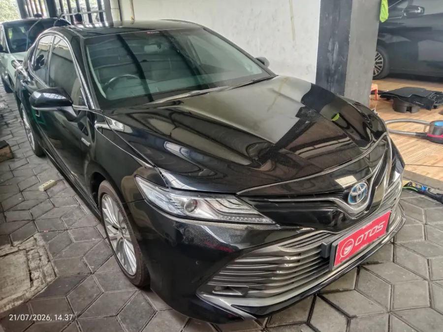Foto Mobil Bekas Kanan Depan Toyota Camry 2.5 Hybrid tahun 2021